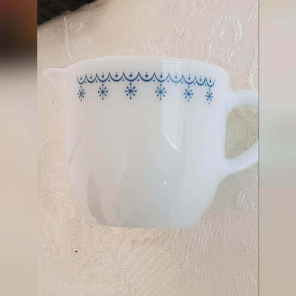 Vintage Pyrex Creamer Snowflake Garland Design EUC - Picture 2 of 8